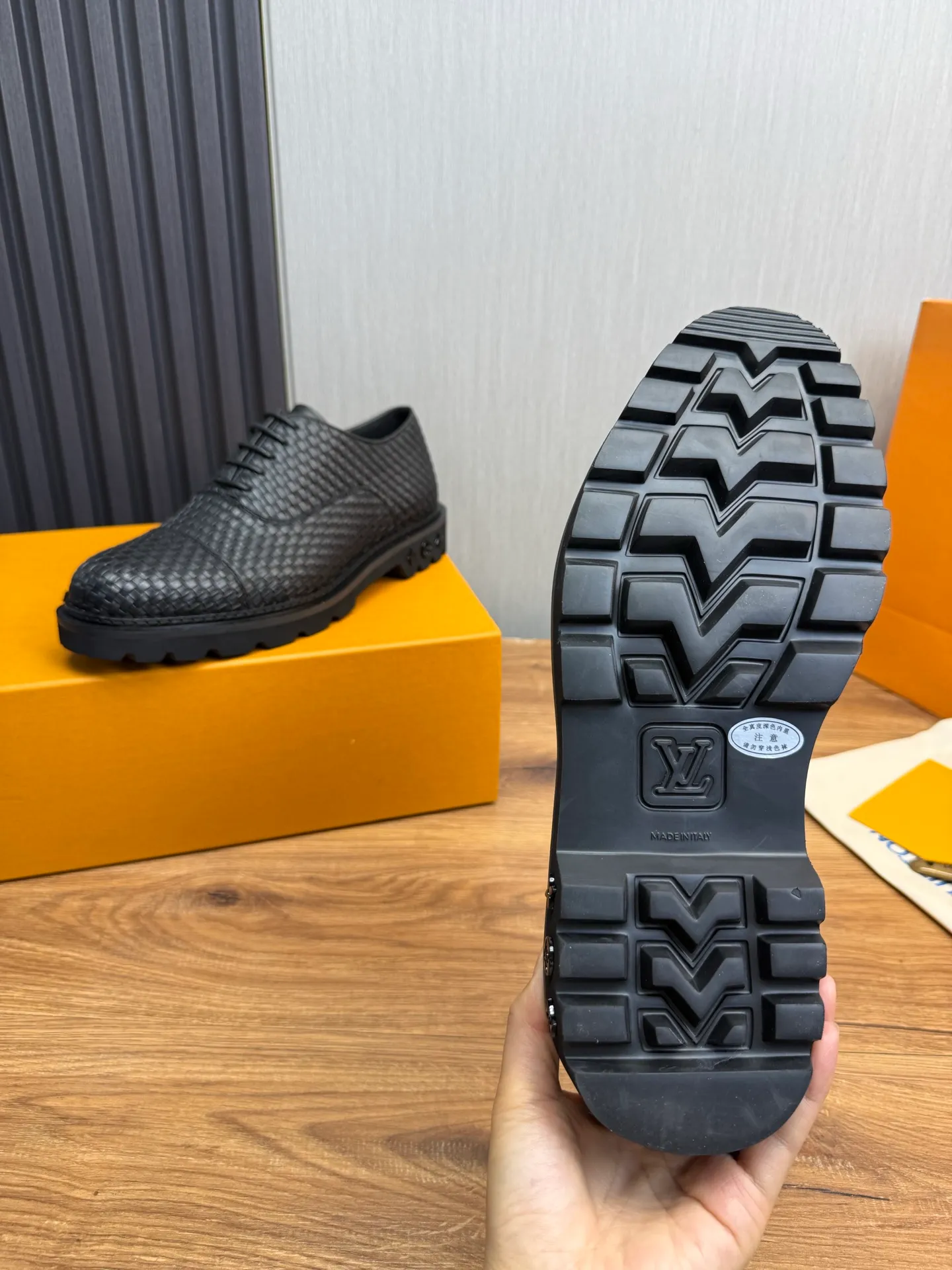 Men's shoes 💰900💰 LV. Men's casual lace-up leather shoes, the latest hot style 🔥 1:1 original purchase quality, top quality goods ⬆️The upper is imported open-edge beaded cowhide, cowhide, and cow suede. The hand-made three-dimensional stitching highlights the round toe design. The inner foot pads are all imported cowhide, with the original wear-resistant foam outsole, matching code 39-44, (38, 45 custom-made, non-refundable)